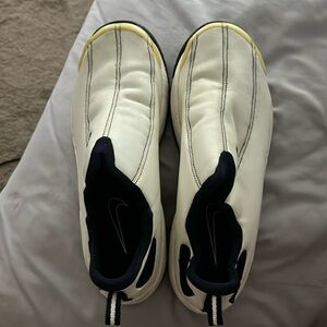 Women’s golf shoes